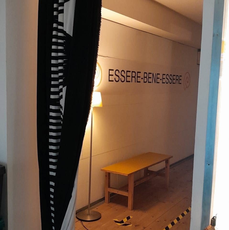 L'ingresso di Essere Bene Essere in via Adolini a Nepi, con l'insegna sulla parete
