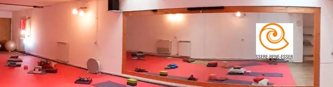La sala di pratica di Essere Bene Essere a Nepi, con tappetini e mattoncini pronti per la lezione di yoga