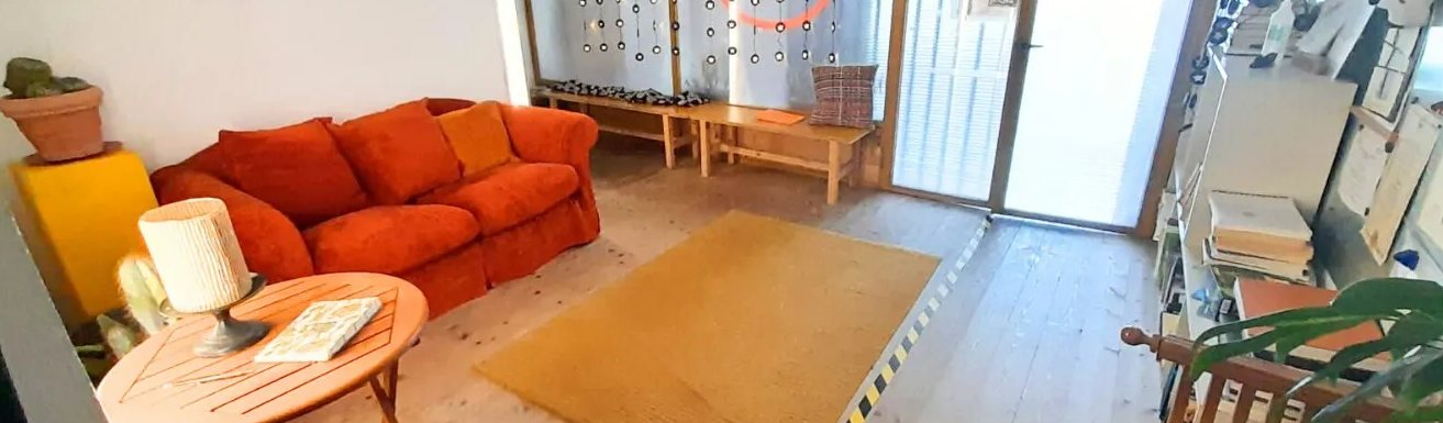 Lo spazio di accoglienza di Essere Bene Essere a Nepi, con il divano e il tavolino dove ci si ferma prima e dopo la lezione