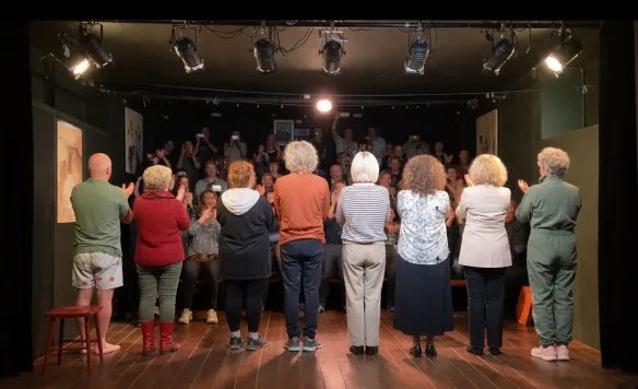 Gli allievi del laboratorio teatrale di Essere Bene Essere applaudono il pubblico alla fine dello spettacolo