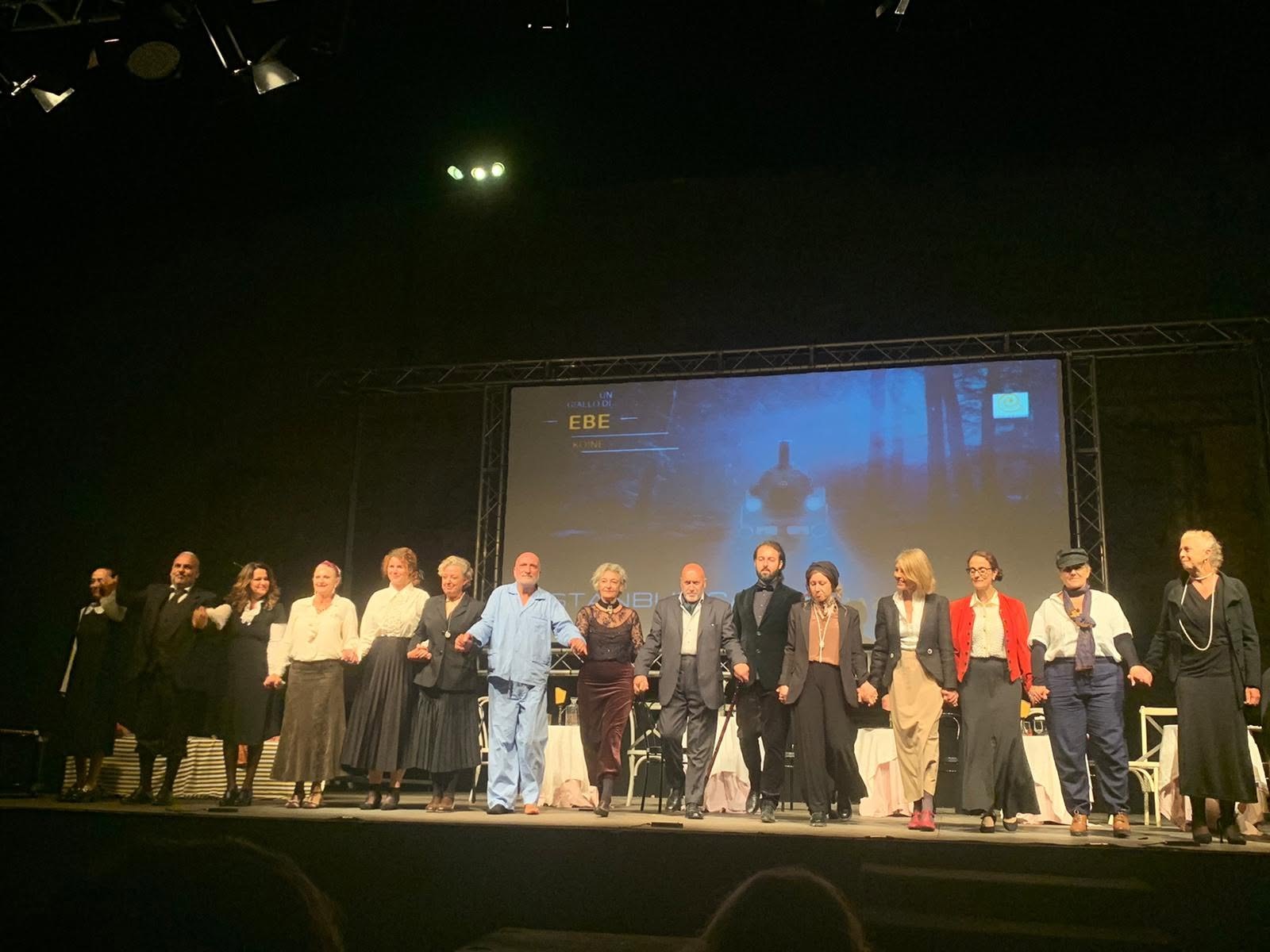 La compagnia EBE Koinè in scena alla fine di uno spettacolo